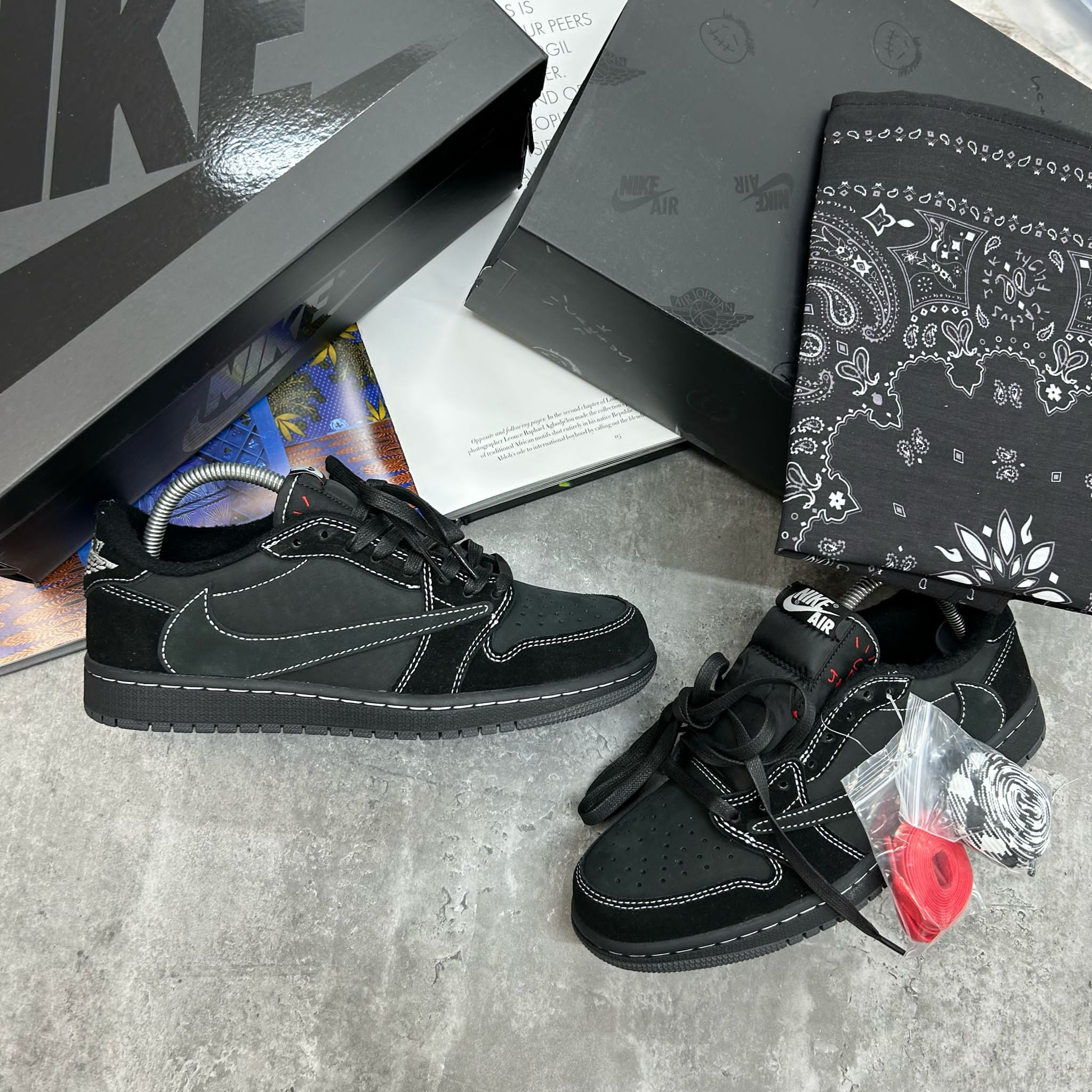 NIKE X TRAVIS SCOTT AIR JORDAN 1 - PHANTOM BLACK