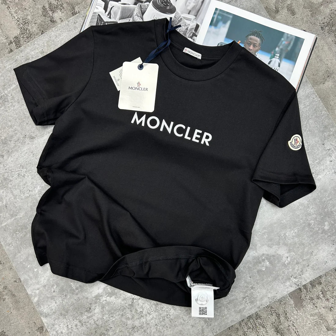 MONCLER CENTRE LOGO T SHIRT - BLACK