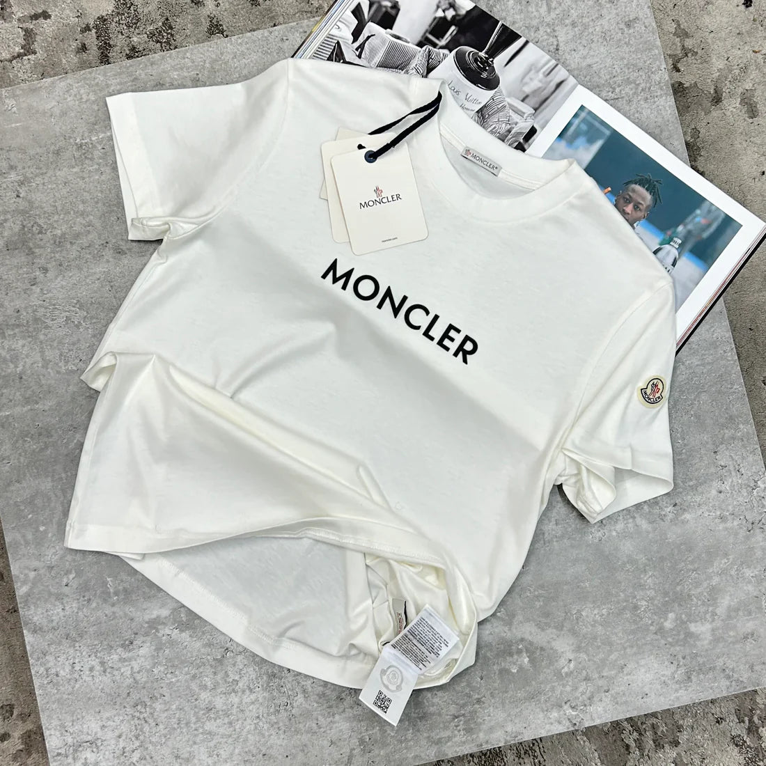 MONCLER CENTRE LOGO T SHIRT - WHITE