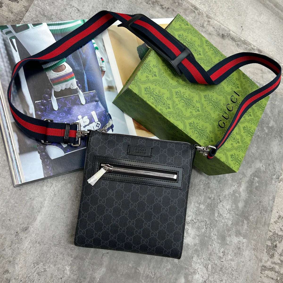 GUCCI MESSENGER BAG - BLACK