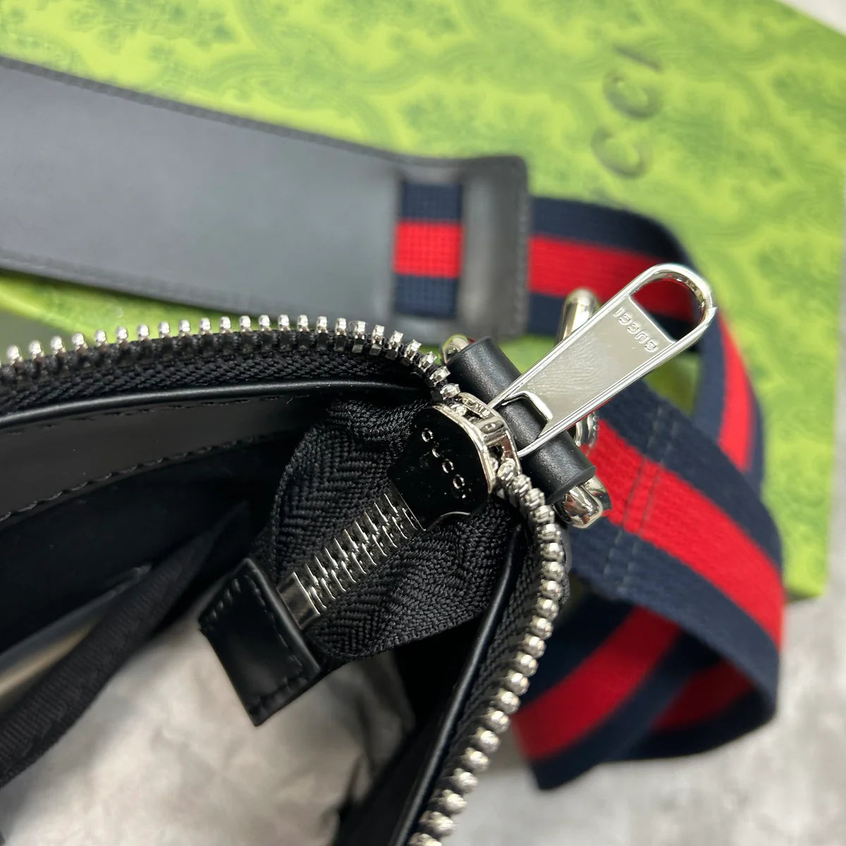 GUCCI MESSENGER BAG - BLACK